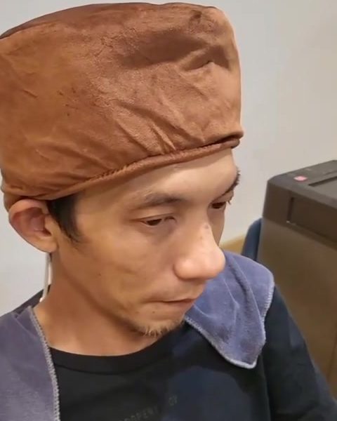 Guest relaxing under a warm cap during the session